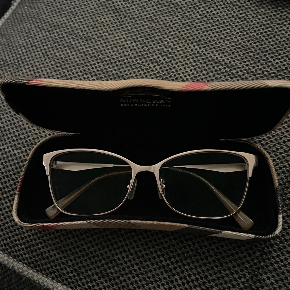 Burberry eyeglass case - Picture 8 of 8